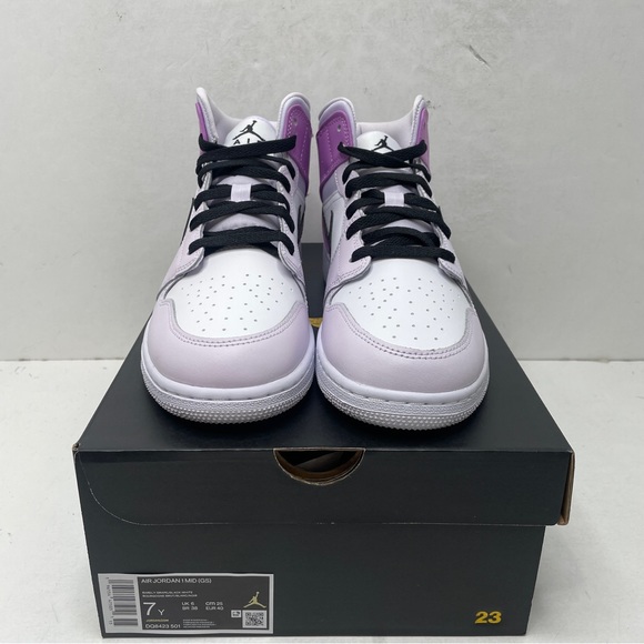 Nike Air Jordan 1 Retro Mid GS “Barely Grape/Lilac” 2023 - Picture 2 of 4